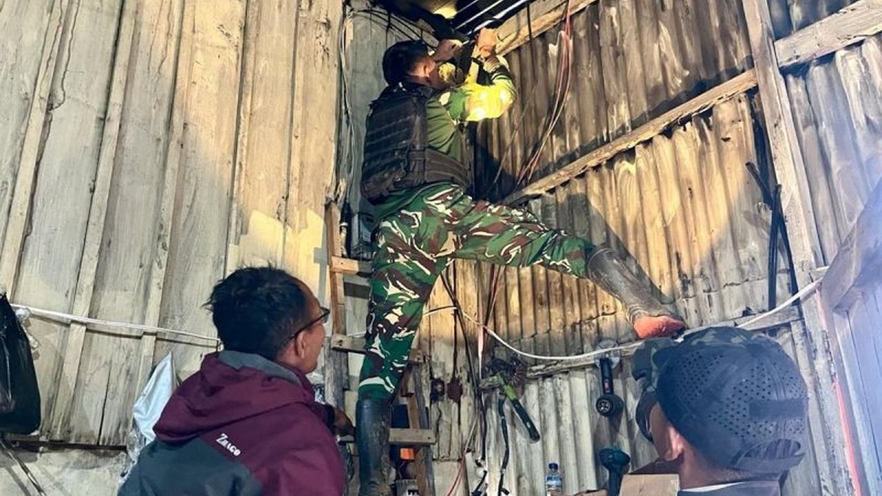 Satgas Yonif 511/DY Perbaiki Instalasi Listrik warga di Kampung Ninabua, Distrik Tiom, Lanny Jaya, Papua Pegunungan, setelah berhari-hari mengalami gangguan. Aksi cepat tanggap ini wujud kepedulian TNI.