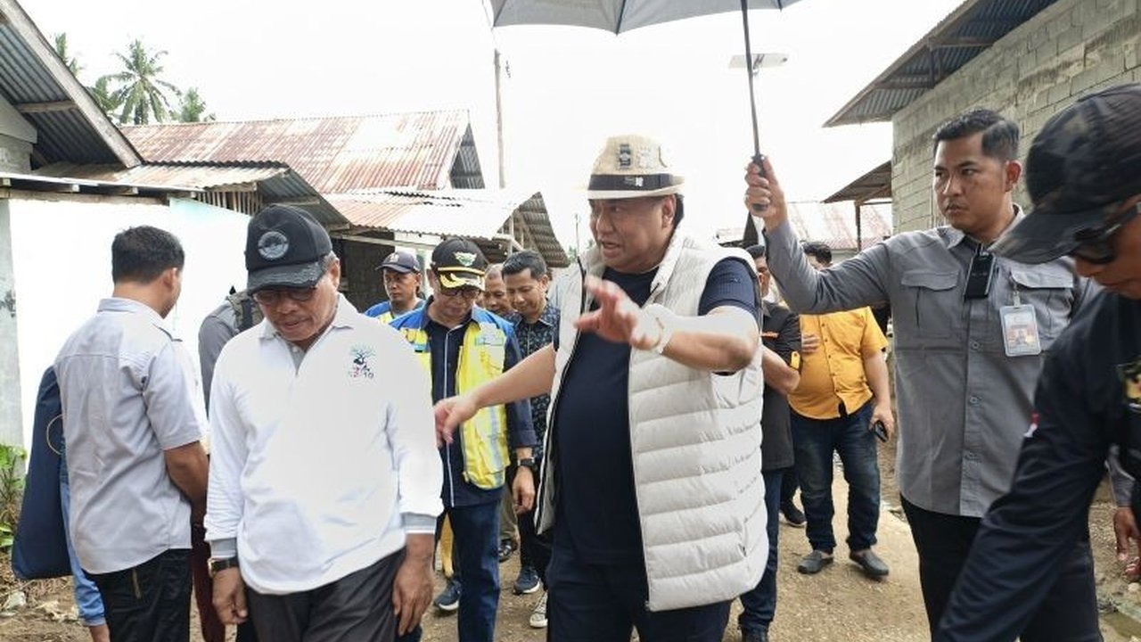 Anggota DPR RI Rachmat Gobel meninjau langsung Desa Didingga, Gorontalo Utara, usai diterjang banjir bandang. Ia berkomitmen memperjuangkan bantuan besar untuk pemulihan dan pembangunan kembali desa.