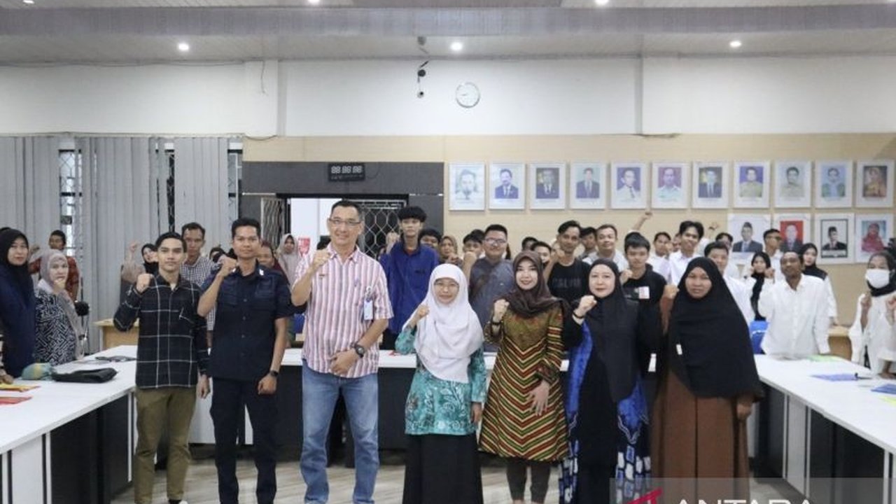Lembaga Pemasyarakatan Kelas IIA Banjarmasin meningkatkan standar keamanan pangan bagi warga binaan dengan pelatihan kompetensi petugas dapur, memastikan makanan aman dan higienis.