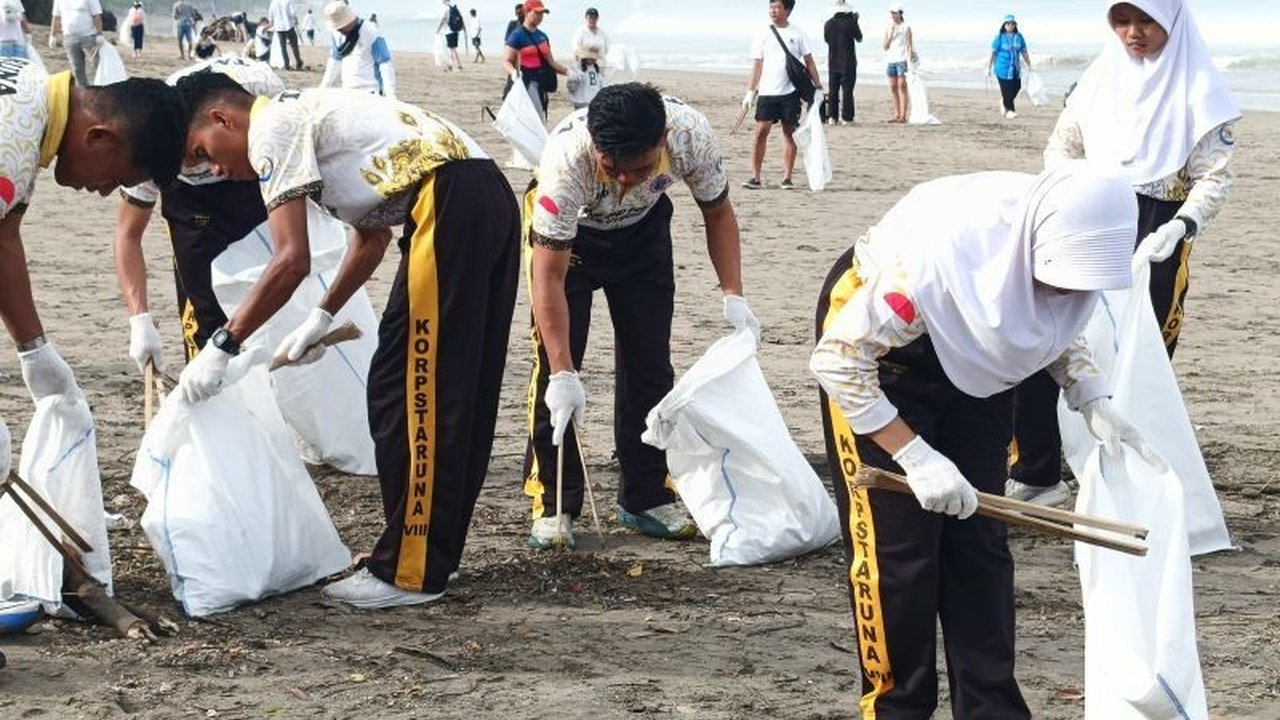 Aksi Bersih Pantai Petitenget di Bali sukses kumpulkan 317 kg sampah berkat kolaborasi KKP dan DANA. Inisiatif ini jadi langkah nyata jaga kelestarian laut dan dukung ekonomi biru Indonesia.