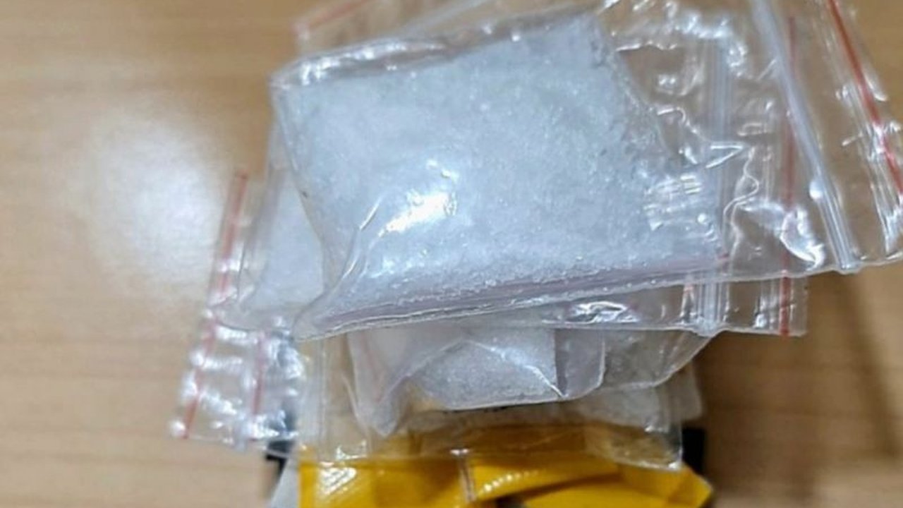 Satresnarkoba Polres Karawang berhasil membongkar jaringan sabu Karawang-Bekasi, menyita 110 gram narkotika dan menangkap tiga terduga pelaku. Simak detail pengungkapannya yang berawal dari laporan masyarakat.