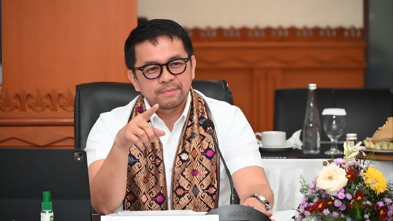Anggota DPR RI mendesak percepatan digitalisasi sistem imigrasi yang terintegrasi dari pusat hingga daerah, guna meningkatkan transparansi data dan memperkuat pengawasan warga negara asing di Indonesia.