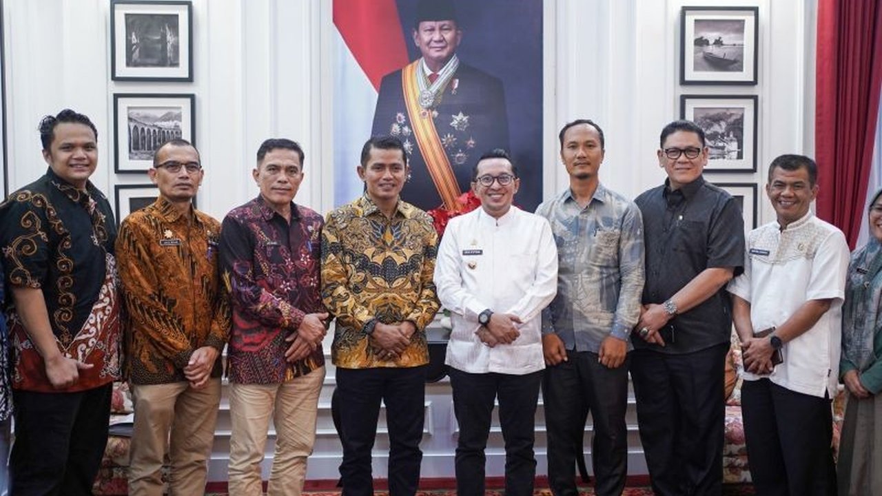 Pemerintah Kabupaten Solok dan Tanah Datar memperkuat sinergi menjaga kondusivitas wilayah perbatasan, membahas penyelesaian batas, pembangunan batalion TNI, serta potensi kerja sama demi kemajuan bersama.