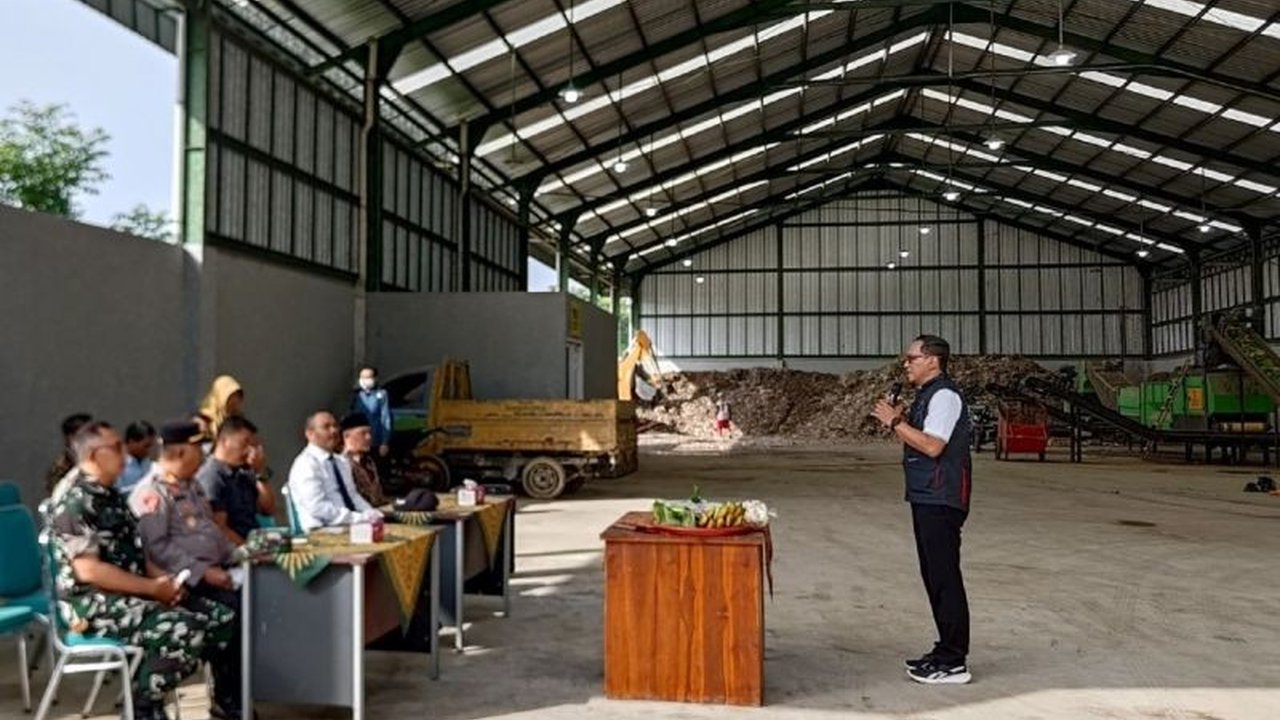 Dinas Lingkungan Hidup Karawang berkolaborasi dengan Indocement untuk mengoptimalkan pengelolaan sampah RDF Karawang, mengubah limbah menjadi energi alternatif dan solusi lingkungan berkelanjutan.