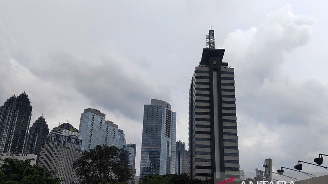 BMKG merilis prakiraan cuaca terbaru untuk Minggu ini, dengan mayoritas wilayah Indonesia diprediksi berawan hingga hujan. Simak potensi cuaca ekstrem dan kondisi di kota-kota besar.