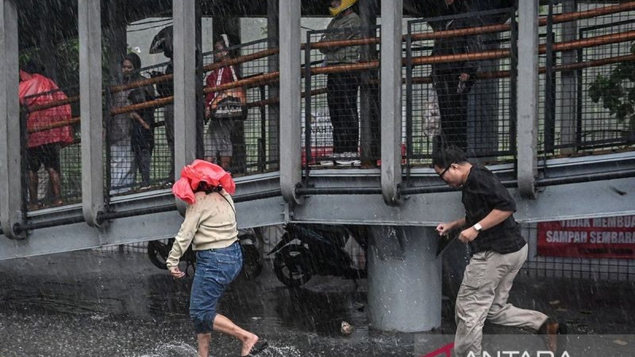 Badan Meteorologi, Klimatika, dan Geofisika (BMKG) merilis prakiraan cuaca Jakarta untuk hari Minggu, 3 Mei 2026, dengan potensi hujan ringan hingga sedang di berbagai wilayah sepanjang hari, membuat pembaca penasaran akan detailnya.