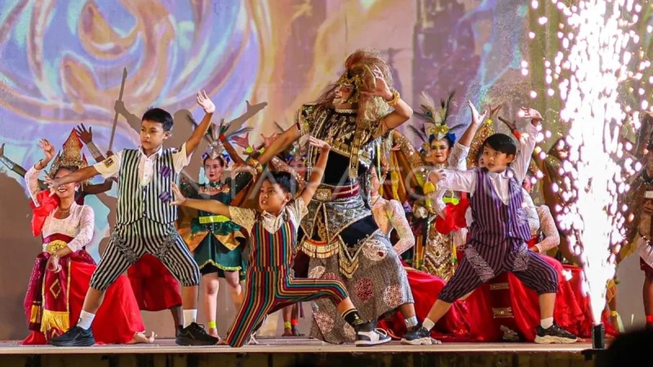 Festival Nasional Reog Ponorogo (FNRP) XXXI menjadi momentum penting bagi keberlanjutan Reog Ponorogo. Bagaimana warisan budaya ini beradaptasi dengan generasi muda dan menjadi kekuatan ekonomi di tengah pengakuan UNESCO?