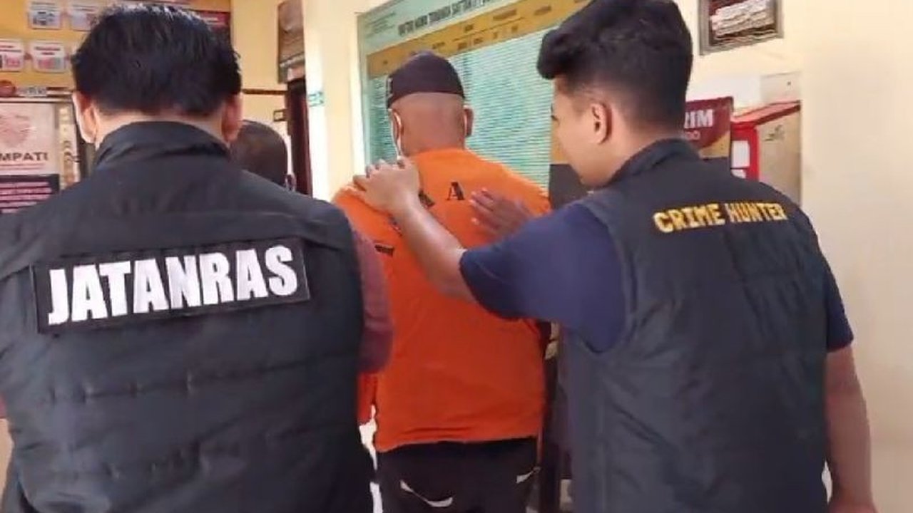 Tim Resmob Polres Situbondo berhasil melacak dan menangkap dua Daftar Pencarian Orang (DPO) di Pulau Bali, salah satunya terlibat kasus pencabulan anak. Simak selengkapnya penangkapan DPO Bali ini.
