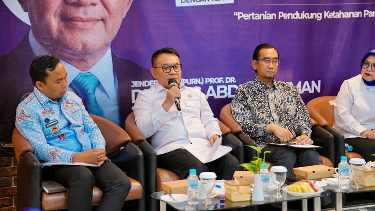 Kepala Staf Kepresidenan Dudung Abdurachman menegaskan komitmen pemerintah dalam menggeser orientasi pembangunan menuju ekonomi restoratif yang berfokus pada kelestarian lingkungan, menjawab tantangan mahasiswa Universitas Brawijaya.