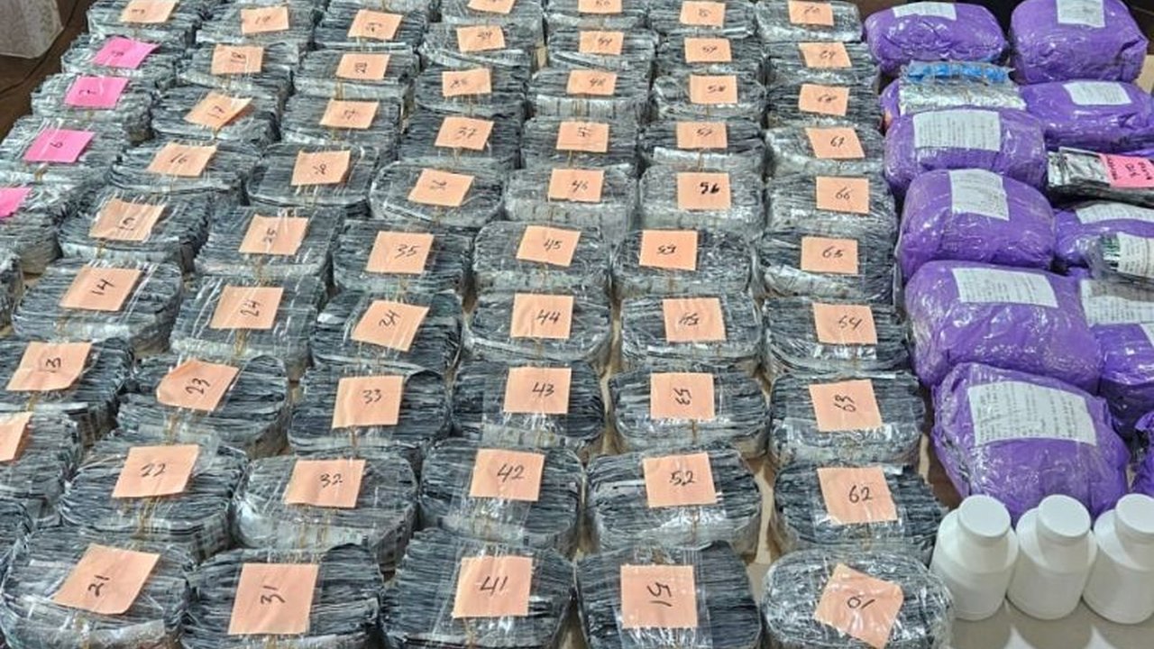 Polres Metro Tangerang Kota gencar melakukan pengejaran terhadap pemasok utama ribuan obat keras ilegal yang ditemukan di sebuah kontrakan. Penindakan ini merupakan bagian dari komitmen Polres dalam memberantas peredaran obat keras di Tangerang.