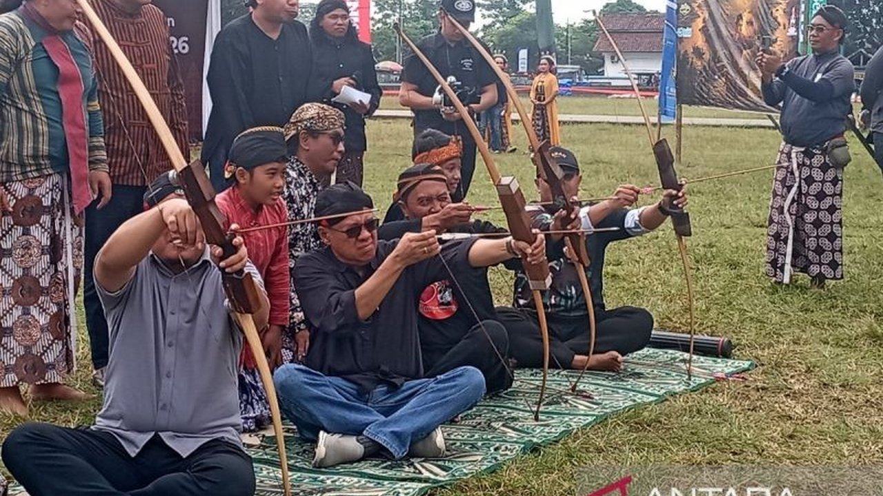 Bupati Banyumas Sadewo Tri Lastiono menyoroti jemparingan sebagai olahraga panahan tradisional yang krusial untuk melatih ketenangan batin dan karakter, sekaligus menjadi pilar pelestarian budaya di Banyumas.