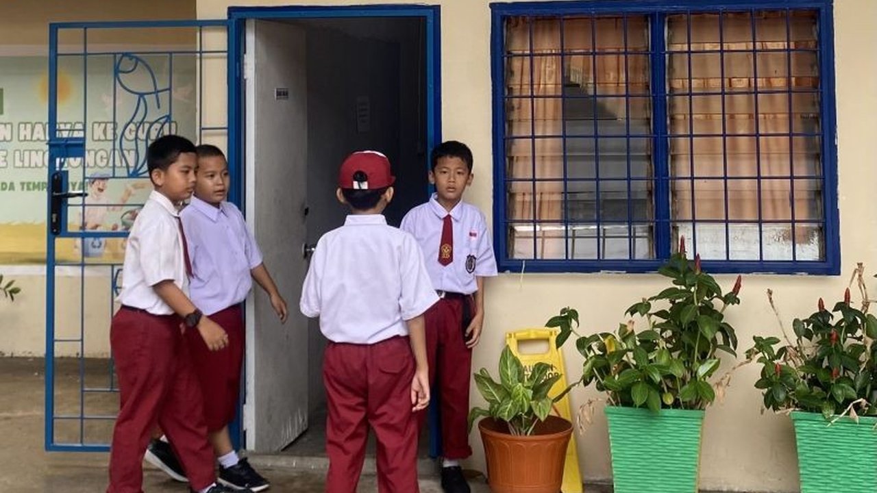 Dinas Pendidikan Kota Batam meluncurkan program Subsidi Pendidikan Batam untuk membantu siswa kurang mampu yang tidak tertampung di sekolah negeri, memastikan akses pendidikan merata dan meringankan beban orang tua.