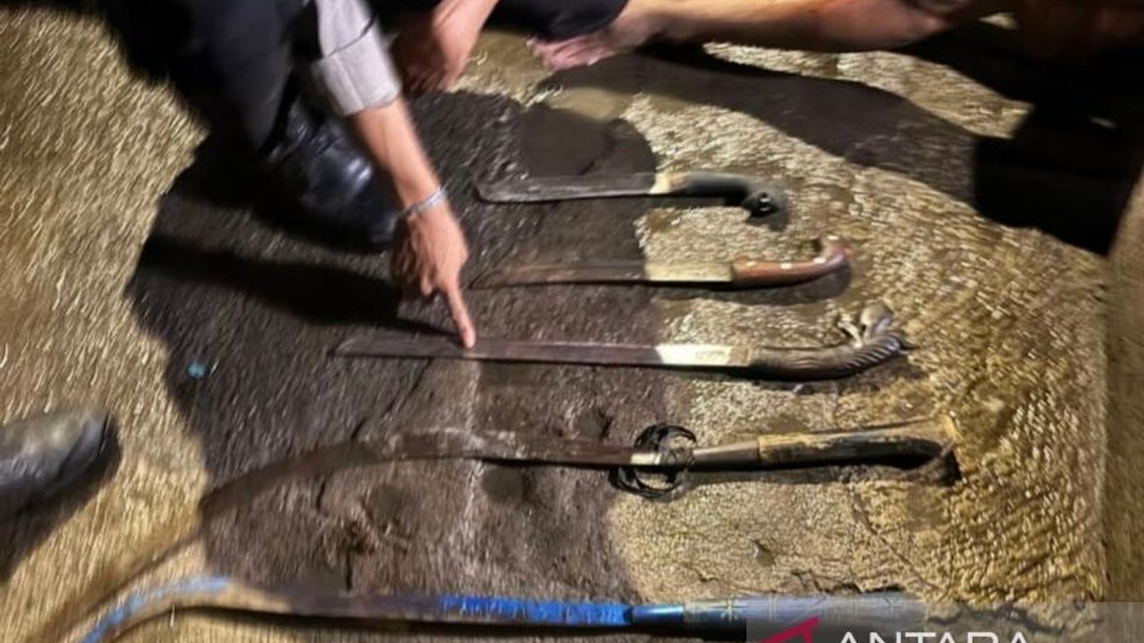 Tim gabungan Polda Metro Jaya berhasil gagalkan tawuran di Jakarta Utara, mengamankan tiga pemuda dan sejumlah barang bukti yang akan digunakan untuk aksi kekerasan.