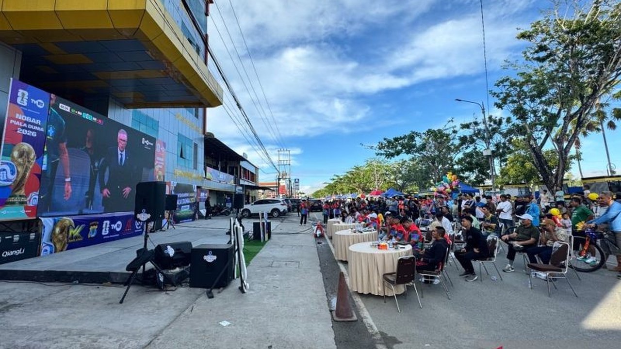 Kemeriahan Nobar Piala Dunia Bulungan di Tepian Sungai Kayan tak hanya menyatukan pecinta bola, tetapi juga menggerakkan roda ekonomi UMKM lokal. Jangan lewatkan keseruannya!