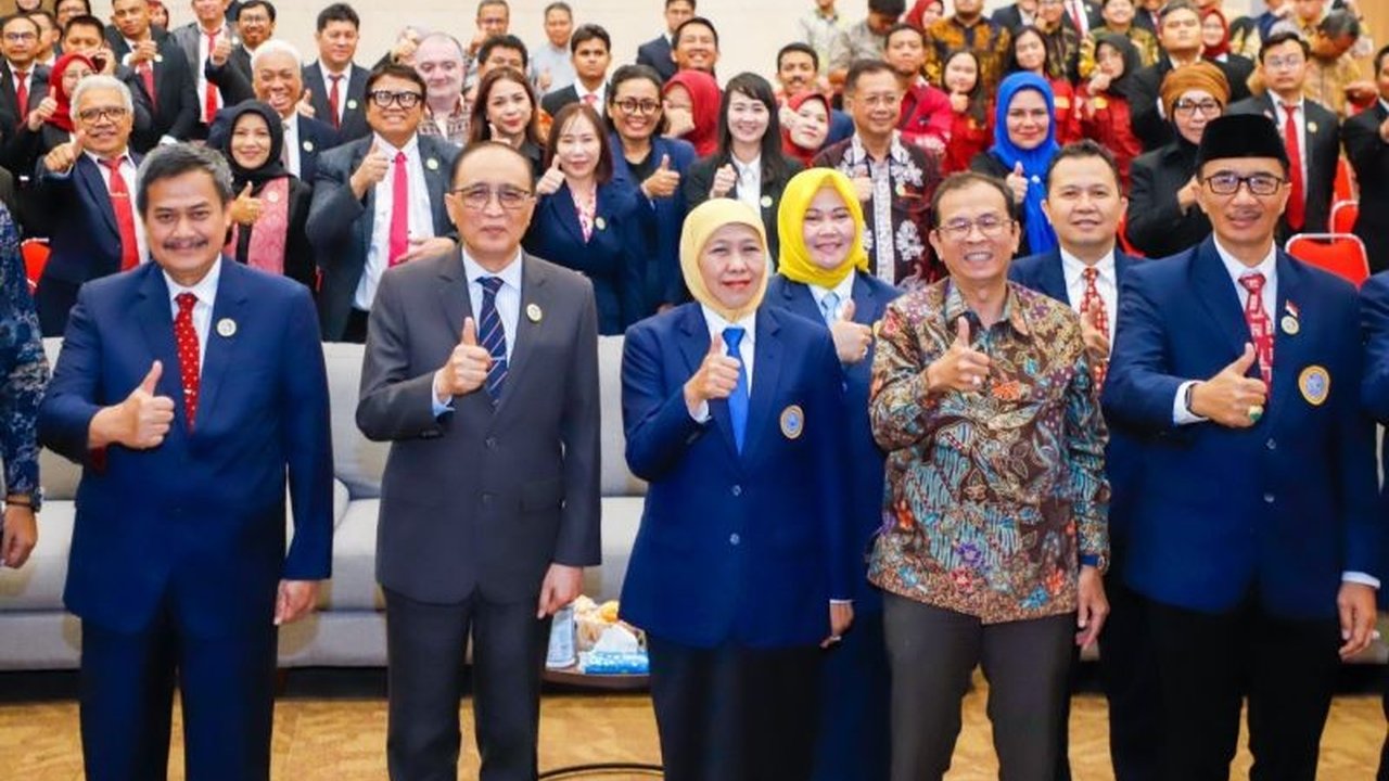 Ketua Umum IKA Unair Khofifah Indar Parawansa mengajak alumni Fakultas Hukum Unair perkuat Jejaring Alumni FH Unair, mentoring, dan magang demi masa depan generasi muda.