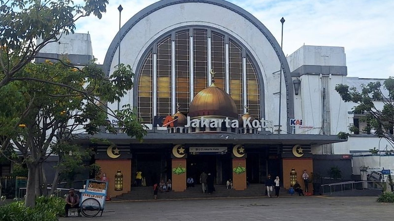 Pemerintah Provinsi DKI Jakarta gencar melakukan Revitalisasi Kota Tua dengan rencana menghadirkan trem listrik dan menerapkan Kawasan Rendah Emisi (LEZ), menjadikannya destinasi wisata global yang ramah lingkungan.