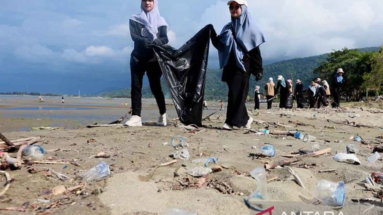 Kemenekraf terus memperkuat Gerakan Wisata Bersih di seluruh destinasi Indonesia, upaya ini bertujuan memajukan pariwisata berkelanjutan dan meningkatkan kualitas pengalaman wisatawan serta lingkungan.