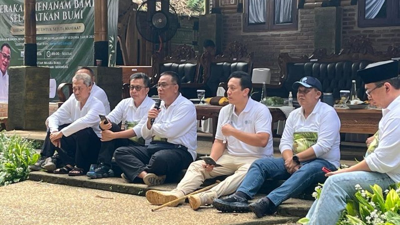 Pemerintah, melalui Kementerian Lingkungan Hidup/Badan Pengendalian Lingkungan Hidup (KLH/BPLH), terus menggalakkan Gerakan Nasional Tanam Bambu untuk merehabilitasi jutaan hektare lahan kritis dan kawasan mangrove yang rusak, sekaligus memberdayakan masy