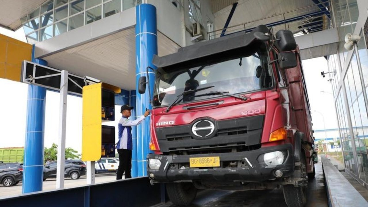 Kementerian Perhubungan (Kemenhub) terus memperketat pengawasan kepatuhan angkutan barang untuk meningkatkan keselamatan dan menekan pelanggaran operasional di jalan raya, serta mewujudkan sistem logistik yang tertib dan aman.