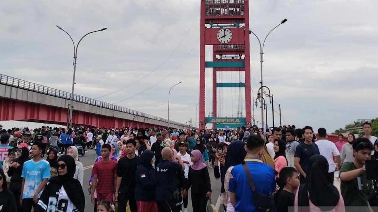 Pemerintah Kota Palembang serius merawat Jembatan Ampera, ikon Bumi Sriwijaya, menjadi destinasi wisata yang lebih ramah, aman, dan nyaman bagi setiap pengunjung. Simak transformasinya!