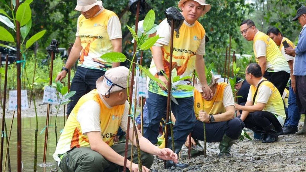 Ibu Kota Nusantara (IKN) berkomitmen menjadi **IKN Kota Hutan Dunia** melalui rehabilitasi lahan, penanaman jutaan pohon, dan pelibatan masyarakat, demi ekosistem lestari dan berkelanjutan.