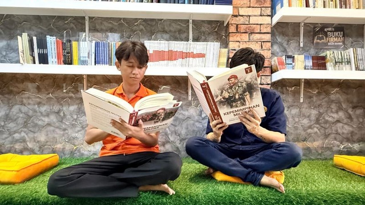 Program literasi pemasyarakatan di Rutan Kelas I Surabaya dipuji DPR sebagai model pembinaan WBP yang inovatif dan layak jadi rujukan nasional, mengubah sanksi menjadi sarana edukasi.