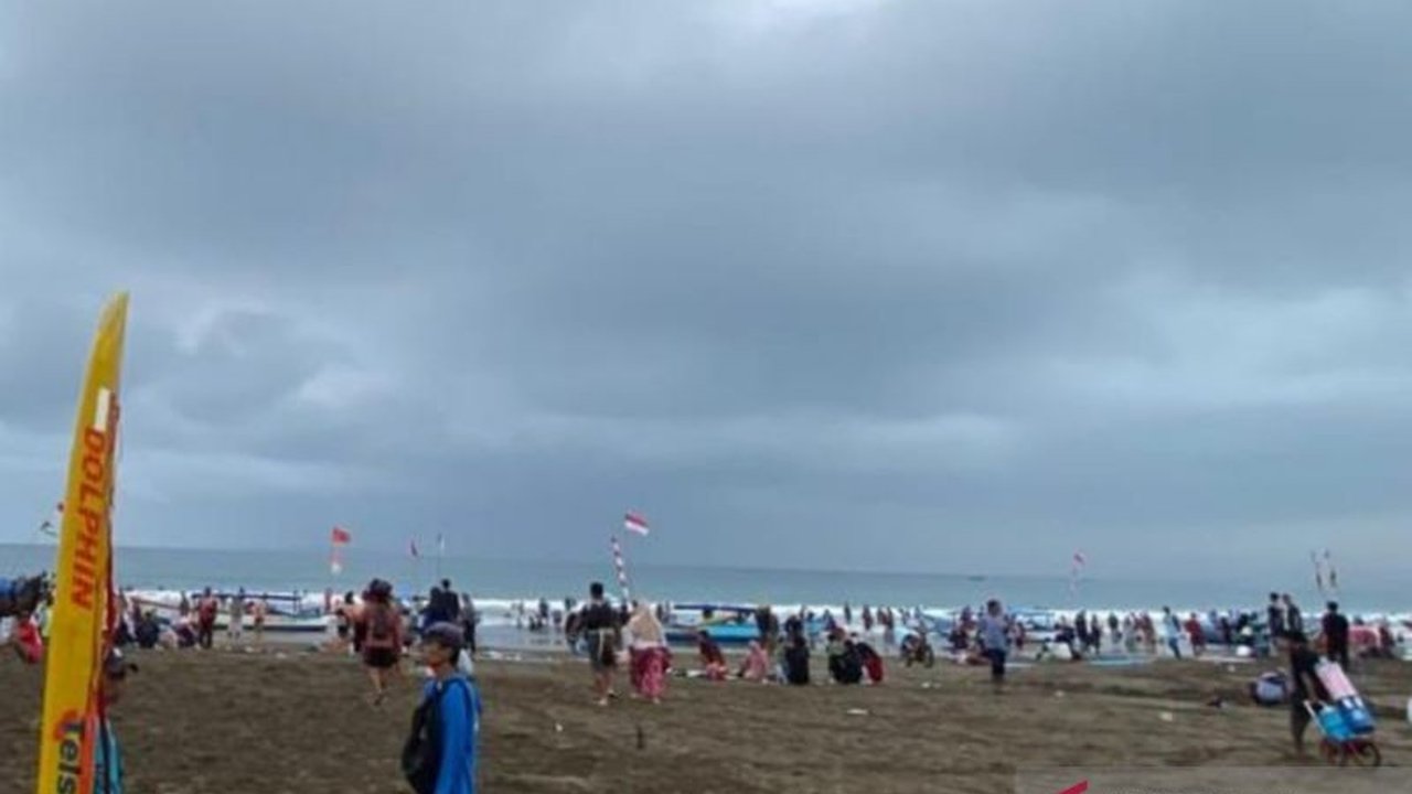 Satpolairud Pangandaran memperketat patroli di kawasan wisata Pantai Pangandaran. Langkah ini diambil untuk mengantisipasi kecelakaan laut dan memastikan keselamatan wisatawan selama libur panjang.