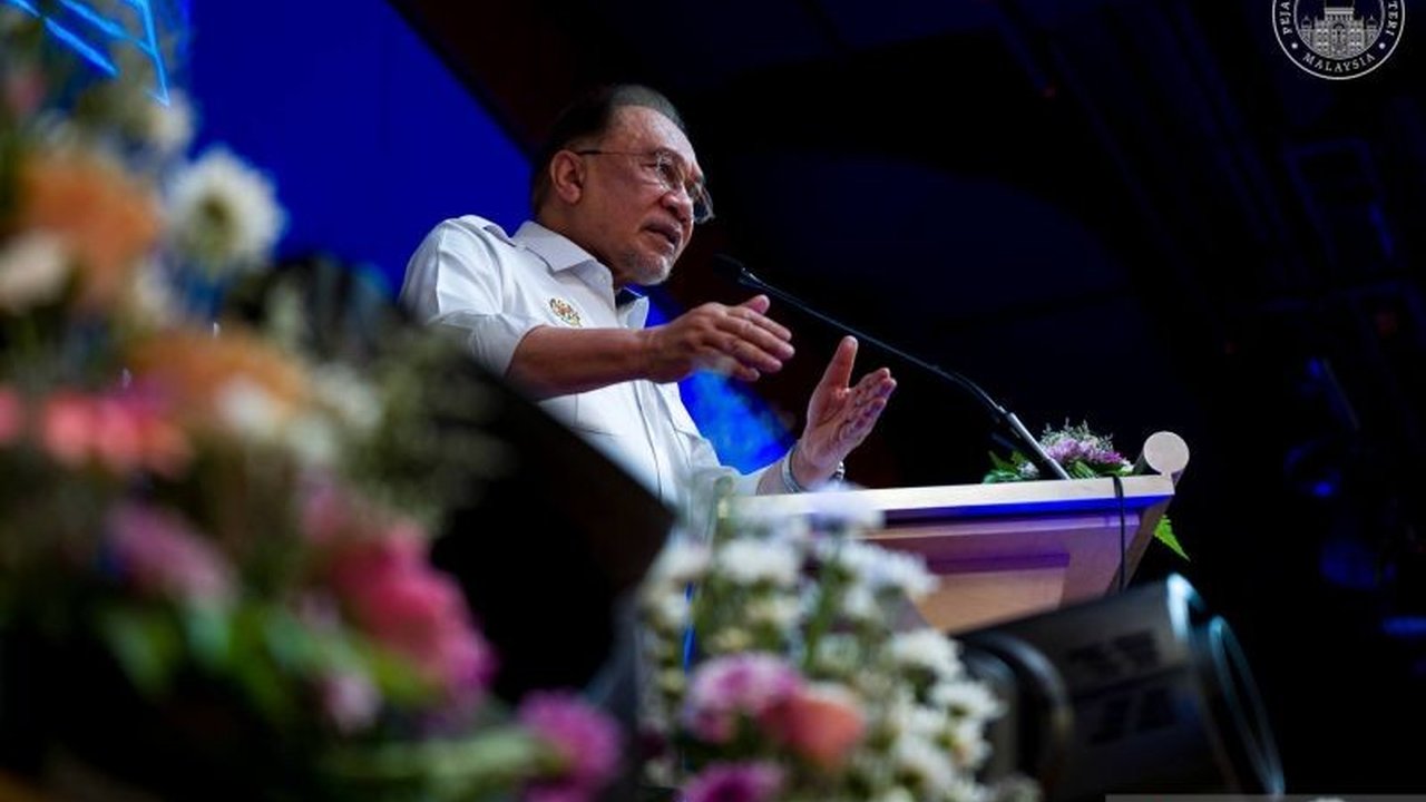 Perdana Menteri Malaysia Anwar Ibrahim menyoroti semangat Bung Hatta dalam rapat koperasi di Putrajaya, menekankan pentingnya partisipasi rakyat dan keadilan sosial dalam pembangunan ekonomi.