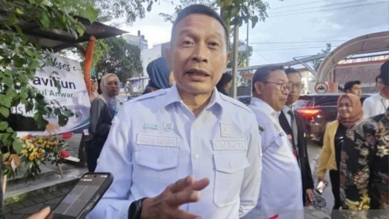 Pemerintah Kota Malang intensifkan pengawasan izin operasional Satuan Pelayanan Pemenuhan Gizi (SPPG) demi kepatuhan regulasi. Enam dapur Makan Bergizi Gratis (MBG) bahkan dihentikan sementara karena masalah teknis, menunjukkan komitmen Pemkot dalam Penga