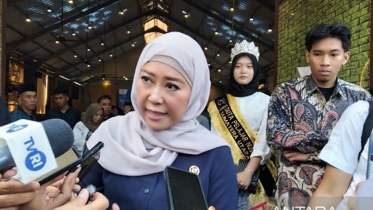 Menteri Komunikasi dan Digital (Komdigi) Meutya Hafid mengungkapkan bahwa generasi muda mendominasi pengguna internet di Indonesia, menekankan pentingnya peningkatan literasi digital untuk melindungi mereka dari kejahatan siber dan konten negatif.