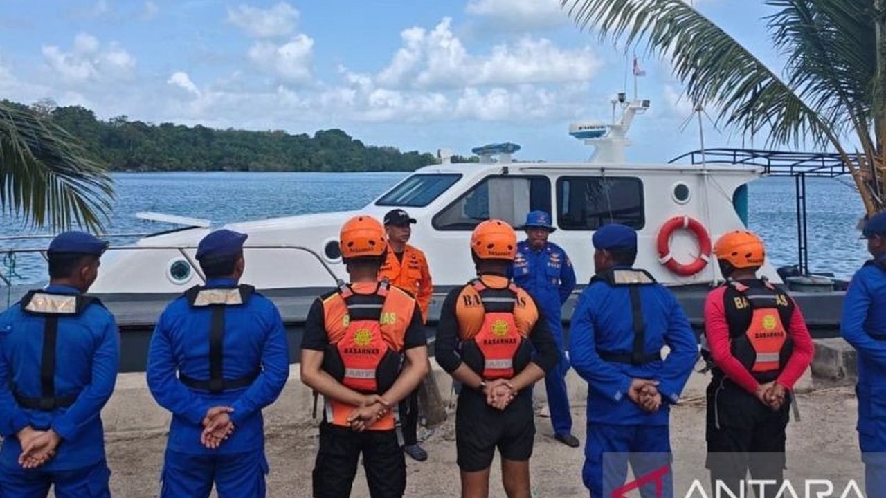Kantor Pencarian dan Pertolongan Basarnas Ambon berkoordinasi dengan Ditpolairud Polda Maluku untuk melanjutkan pencarian delapan penumpang speedboat yang tenggelam di Perairan Pulau Dai, Maluku Barat Daya, usai diterjang cuaca buruk. Upaya pencarian penu