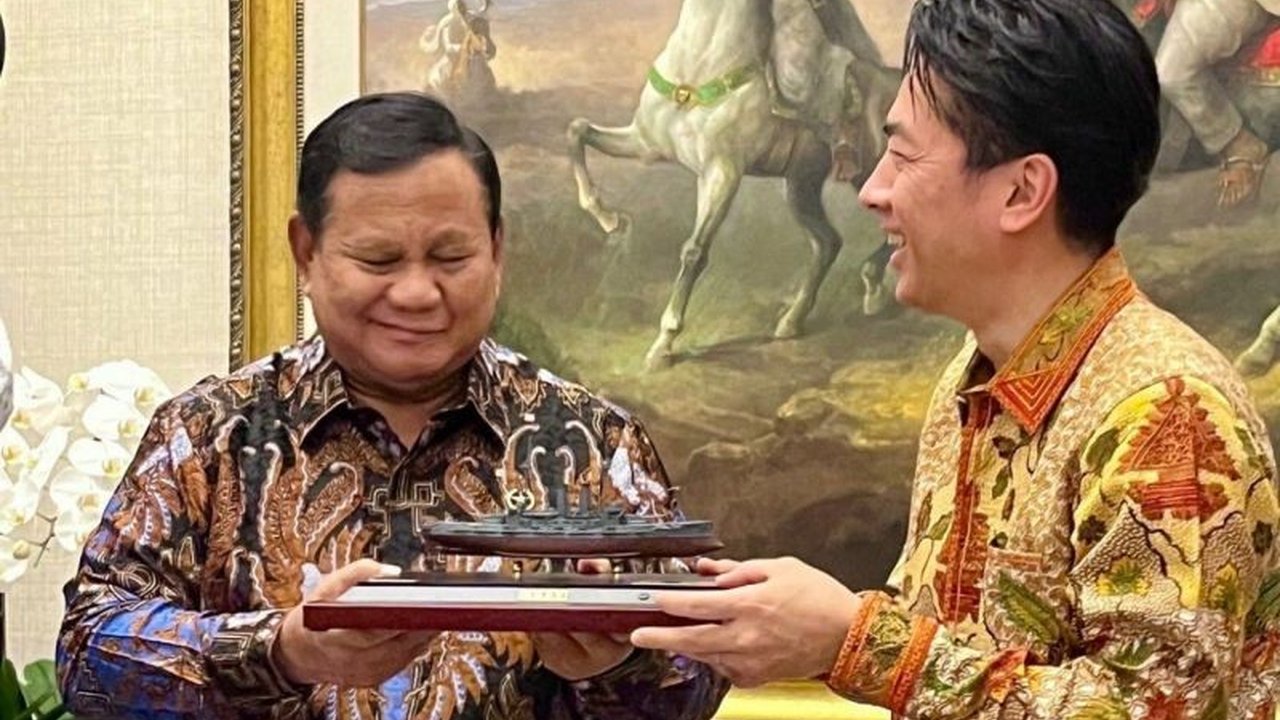 Presiden Prabowo Subianto menerima suvenir model kapal perang Mikasa dari Menteri Pertahanan Jepang Shinjiro Koizumi, menandai eratnya hubungan bilateral dan apresiasi terhadap peran Prabowo dalam pendidikan pertahanan.