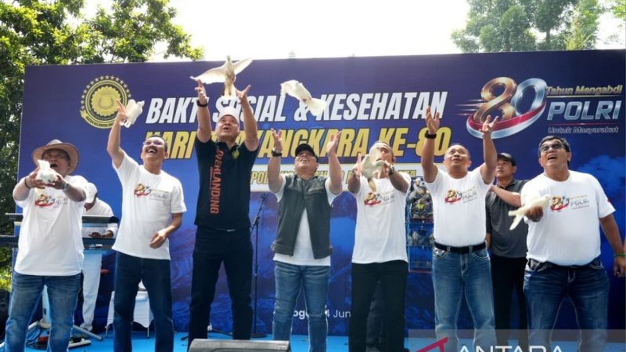 Wakapolri Komjen Pol. Dedi Prasetyo memimpin Aksi Lingkungan Wakapolri di Bogor, menandai Hari Bhayangkara ke-80 dengan penanaman pohon dan bakti sosial, memperkuat kedekatan Polri dengan masyarakat.