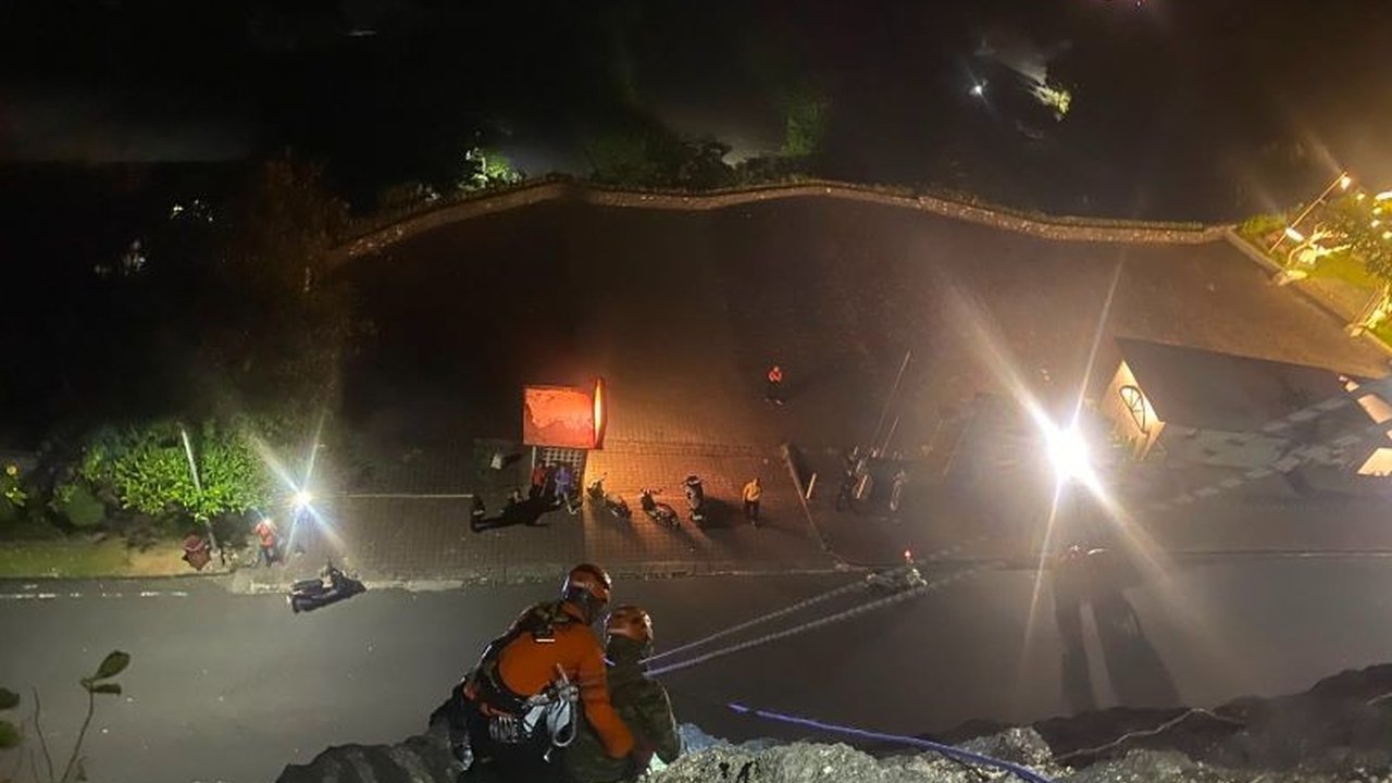 Tim Basarnas Bali sukses melakukan Penyelamatan Pecinta Hewan di Tebing Pandawa, Badung, setelah seorang pria terjebak saat menolong anjing. Kejadian ini menarik perhatian banyak pihak dan menunjukkan dedikasi tim SAR.