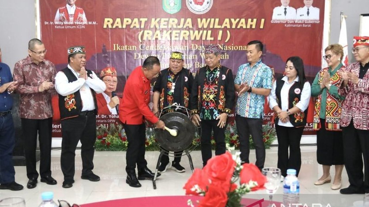 Wakil Gubernur Kalimantan Barat ajak Ikatan Cendekiawan Dayak Nasional (ICDN) menjadi penggerak pembangunan Kalbar melalui kontribusi pemikiran, inovasi, dan penguatan SDM. Simak peran strategisnya!