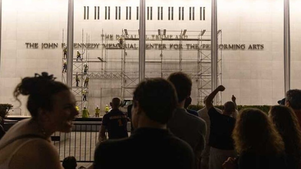 Kennedy Center Hapus Nama Trump dari fasilitasnya di Washington, D.C., menyusul perintah pengadilan dalam sengketa hukum yang belum usai, memicu pertanyaan tentang kewenangan penamaan lembaga seni.