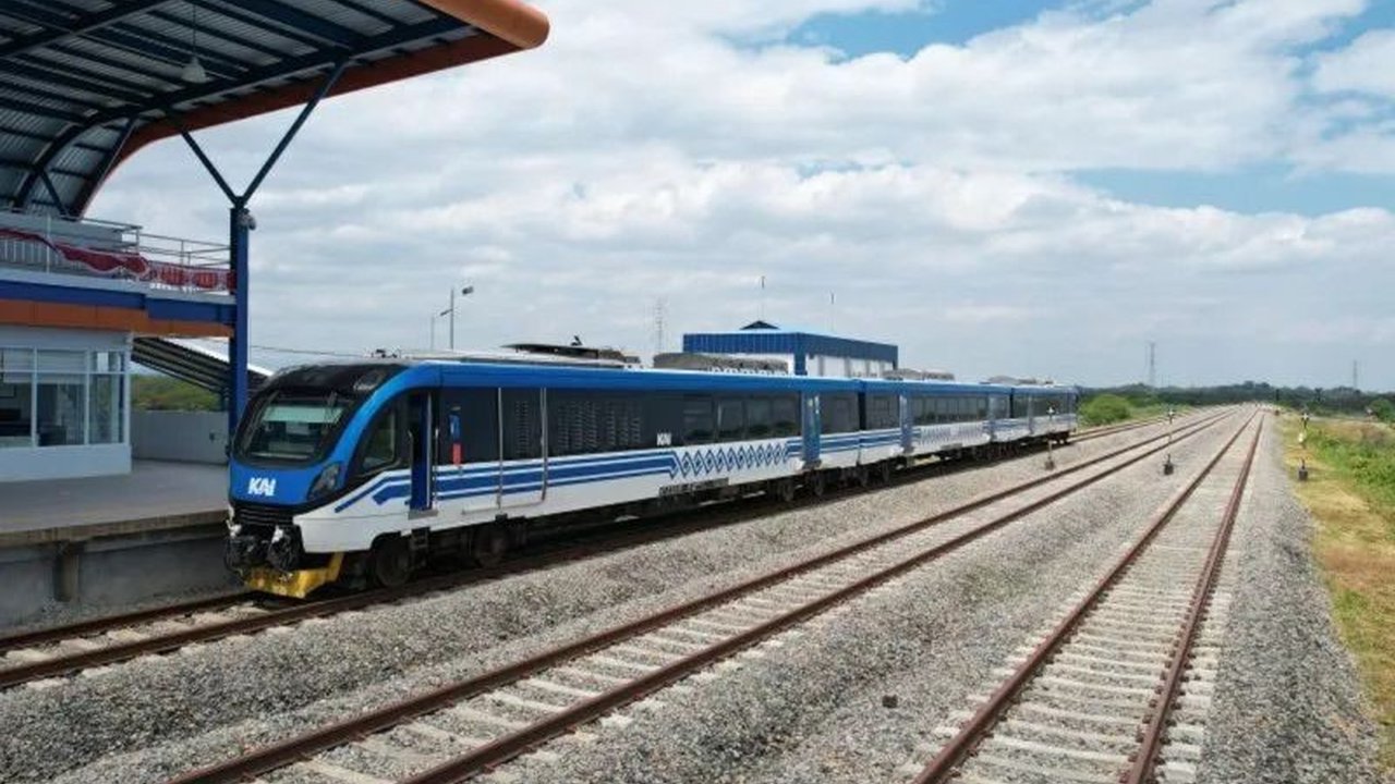 Pengamat transportasi menilai pembangunan jaringan kereta Kalimantan akan memperkuat distribusi logistik dan konektivitas wilayah, mendorong pertumbuhan ekonomi dan investasi jangka panjang di pulau tersebut. Rencana ini sedang dimatangkan pemerintah.
