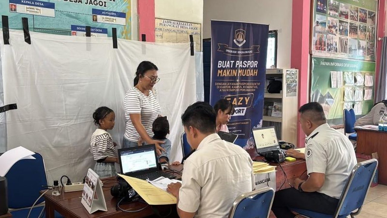 Kantor Imigrasi Singkawang menghadirkan program Eazy Passport, layanan jemput bola pembuatan paspor, untuk mendekatkan akses keimigrasian bagi masyarakat di wilayah perbatasan Jagoi Babang.