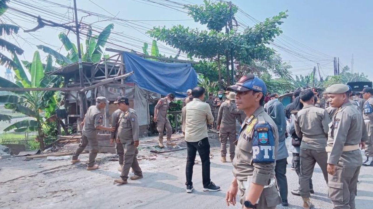 Satpol PP Kabupaten Serang menertibkan 28 bangunan liar di sepanjang Jalan Raya Serang–Jakarta. Aksi penertiban bangunan liar ini bertujuan mengembalikan fungsi tata ruang dan menjaga estetika lingkungan.