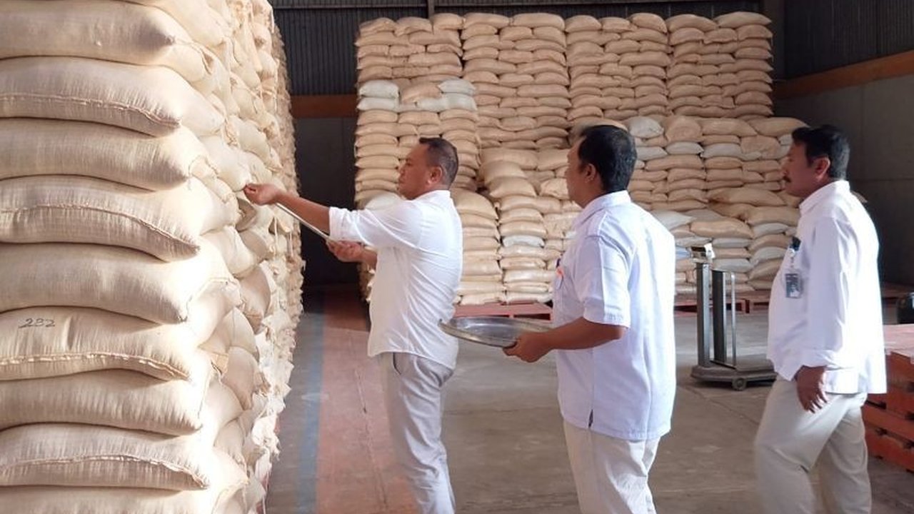 Perum Bulog Bali menjamin stok beras 10 juta kg aman menjelang Galungan dan Kuningan 2026. Stok mencukupi, harga pangan terkendali, masyarakat tak perlu khawatir.
