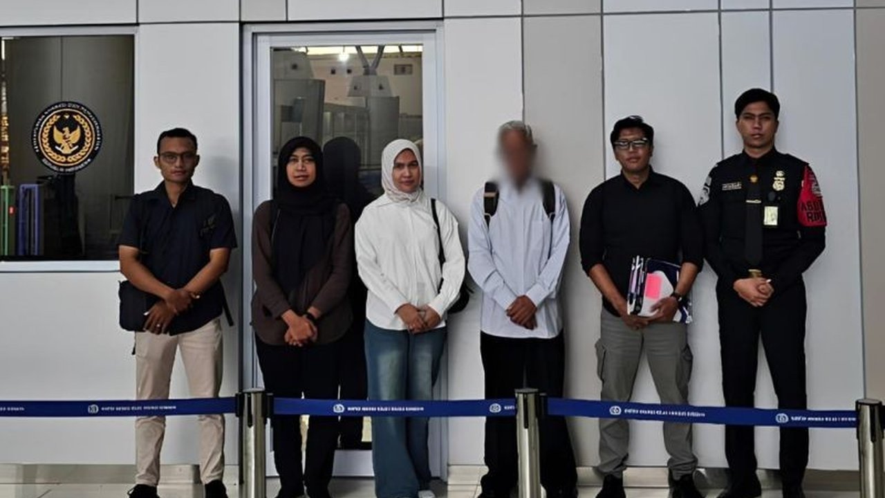 Kantor Imigrasi Ponorogo mendeportasi seorang WNA Malaysia setelah menjalani hukuman penjara akibat pelanggaran keimigrasian, menegaskan komitmen penegakan hukum.