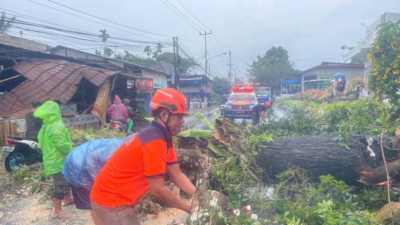 BPBD Padang ingatkan potensi bencana hujan lebat yang mengguyur kota sejak Minggu siang, menyiagakan tim reaksi cepat dan rescue untuk penanganan darurat.