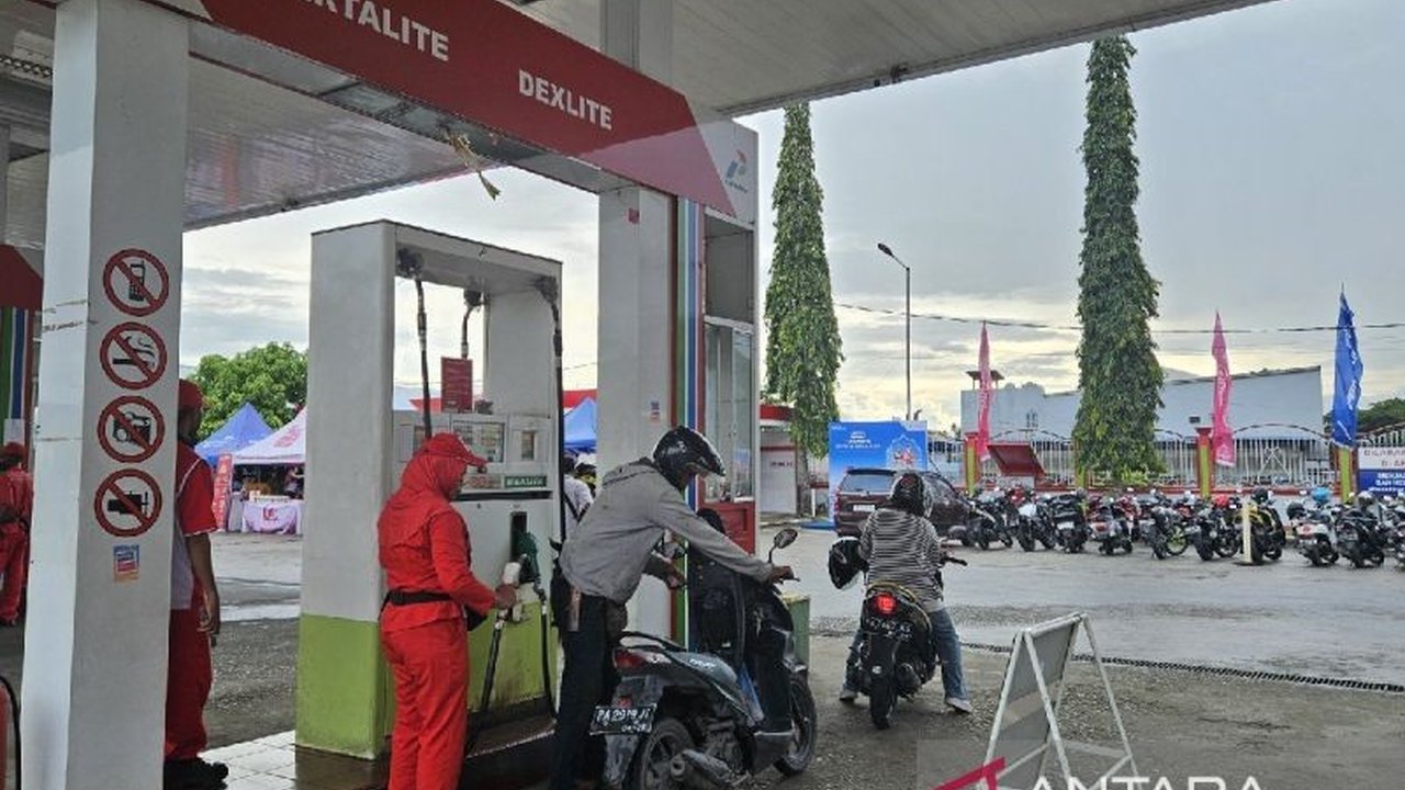 Gubernur Papua Mathius D Fakhiri menekankan pentingnya Pengawasan Distribusi BBM Papua secara ketat untuk mencegah penimbunan dan penyalahgunaan, terutama pasca perubahan harga BBM.