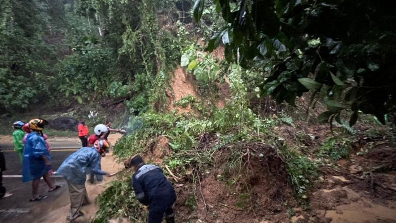 Bencana tanah longsor di Bungus Teluk Kabung, Padang, memutus total akses jalan Padang-Painan pada Minggu sore, menyebabkan antrean panjang dan penanganan darurat.