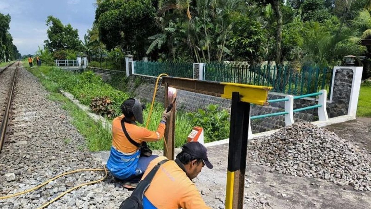Pengamat transportasi menilai **penutupan perlintasan sebidang** merupakan solusi ideal untuk meningkatkan keselamatan dan kelancaran perjalanan kereta api, namun implementasinya menghadapi sejumlah tantangan krusial yang perlu diantisipasi.