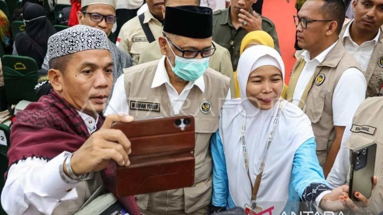 Menteri Agama Moch. Irvan Yusuf menyambut hangat kepulangan Jamaah Haji Kloter 17 Debarkasi Makassar di Asrama Haji Sudiang, mengingatkan pentingnya menjaga kemabruran haji setelah kembali ke Tanah Air.