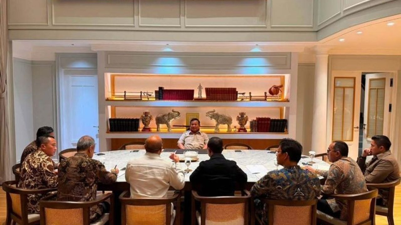 Presiden Prabowo Subianto memimpin rapat dengan sejumlah menteri untuk membahas lonjakan minat investasi ke RI, menunjukkan kepercayaan global terhadap ekonomi Indonesia.