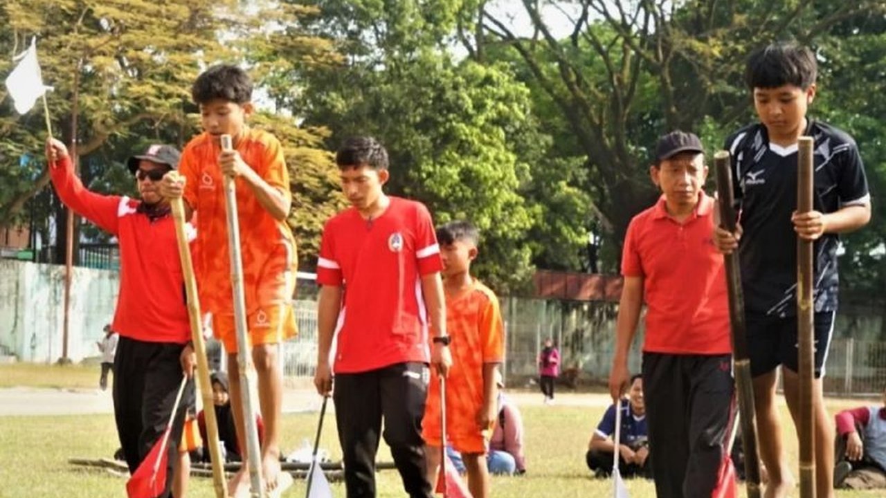 Wakil Bupati Magetan Suyatni Priasmoro mengajak generasi muda beraktivitas fisik dan melestarikan budaya melalui Lomba Egrang Magetan yang digelar dalam Festival Bambu 2026, menanamkan nilai karakter penting di era digital.