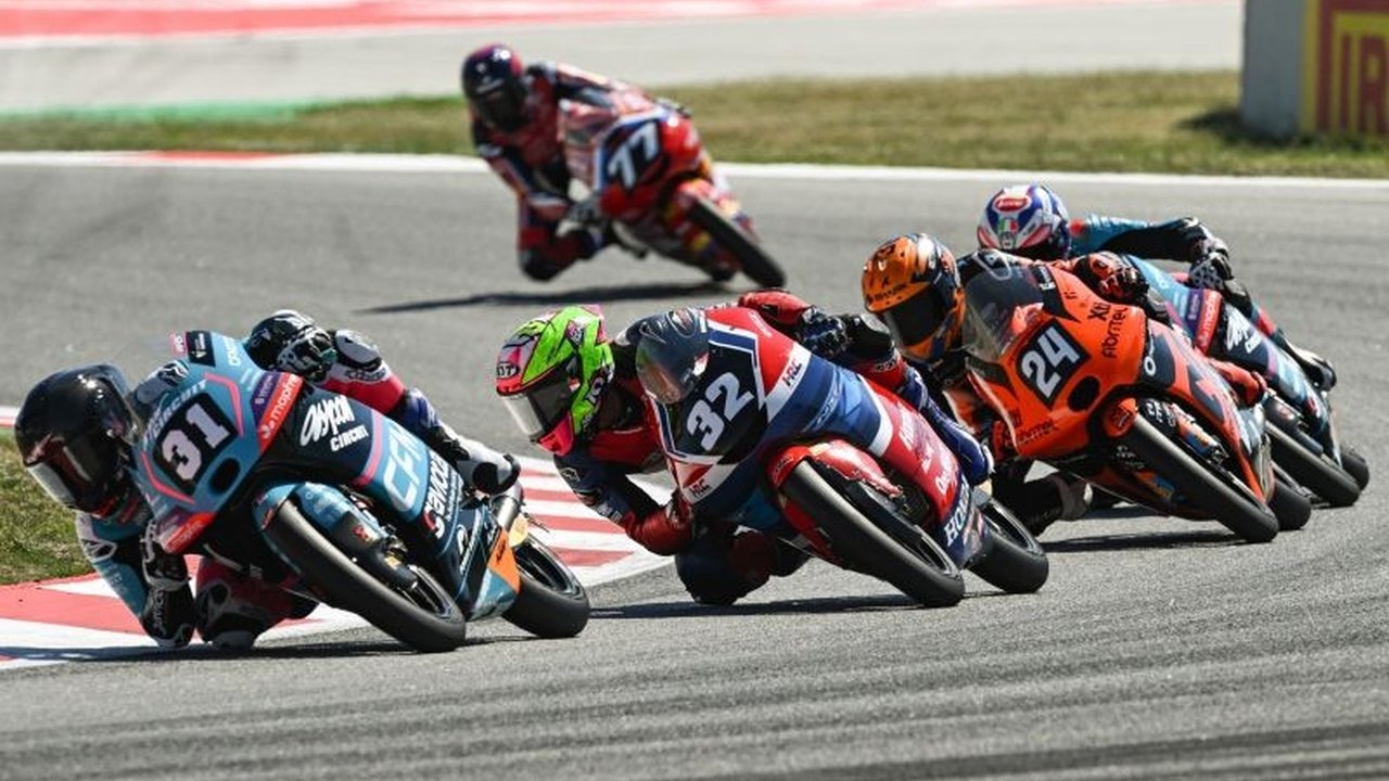 Pembalap muda Indonesia, Muhammad Kiandra Ramadhipa, berhasil meraih kemenangan perdananya di FIM Moto3 Junior World Championship 2026 Portugal, membuka peluang juara dan memangkas jarak poin di klasemen sementara.