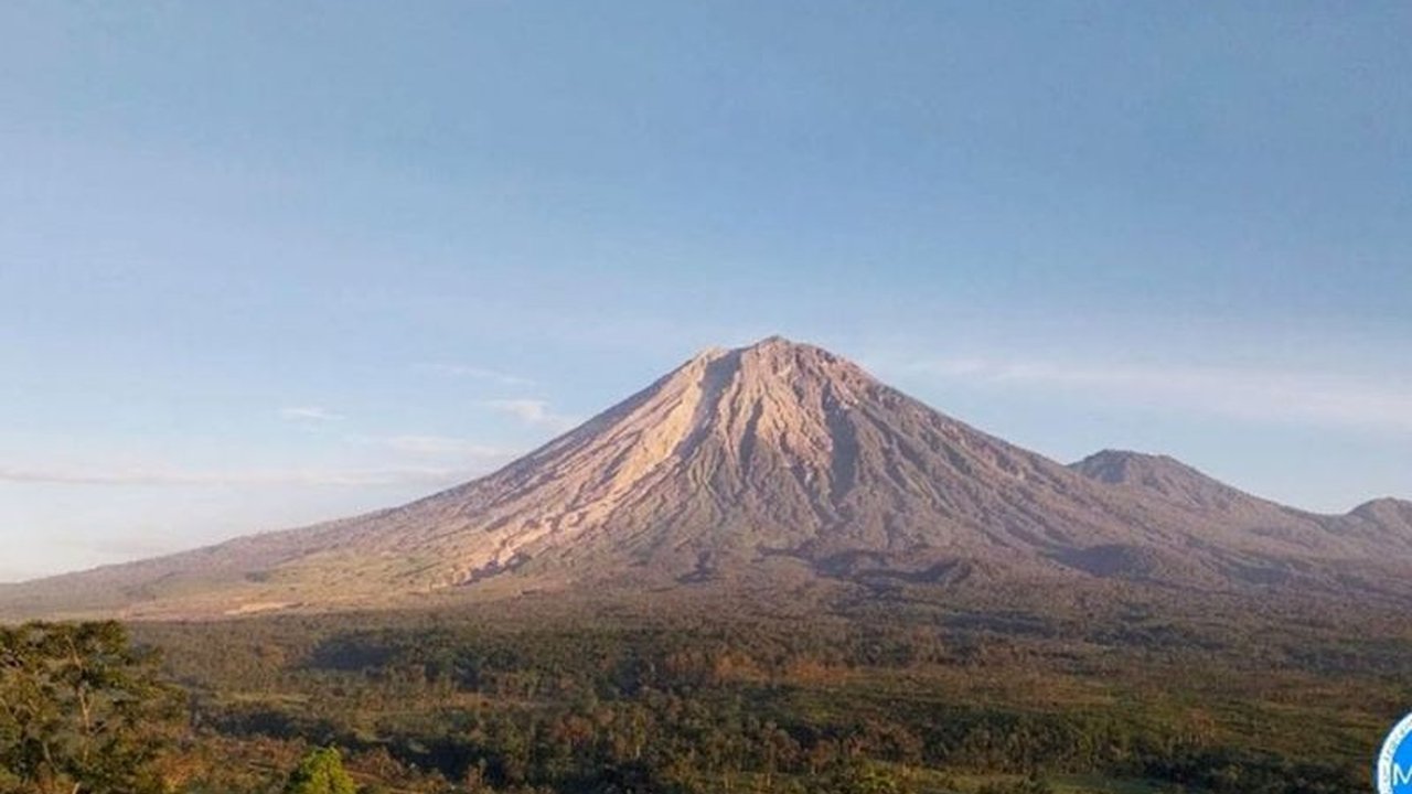 BPBD Lumajang mengimbau masyarakat untuk tetap waspada terhadap potensi Awan Panas Guguran (APG) Gunung Semeru, menyusul status Level III (Siaga) dan aktivitas vulkanik terkini.